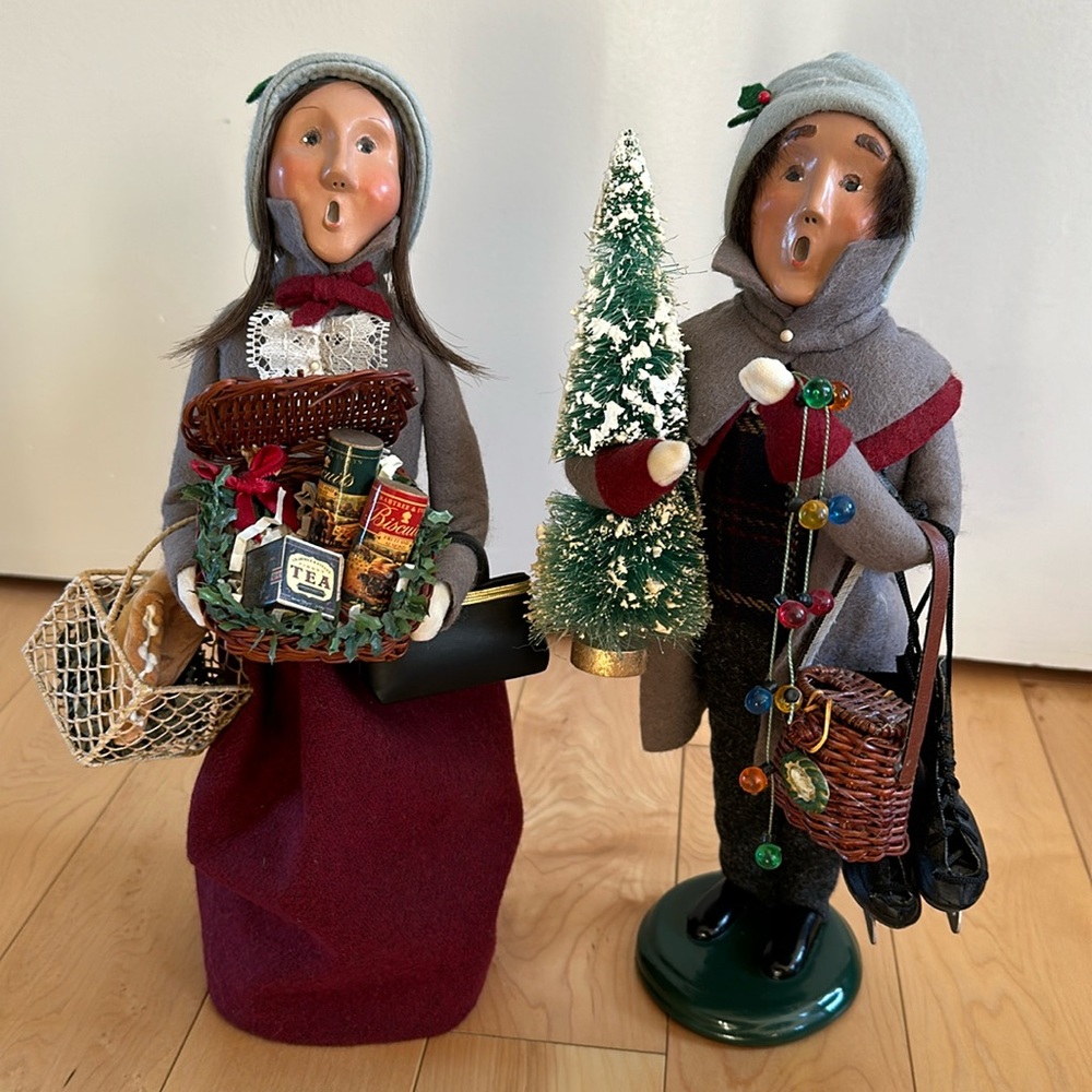 Byers Choice Matching Traditional Shopper Carolers